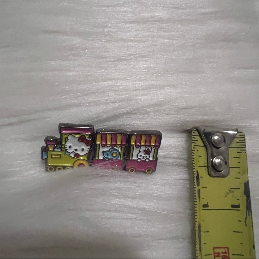 hello kitty pin - Picture 4 of 5